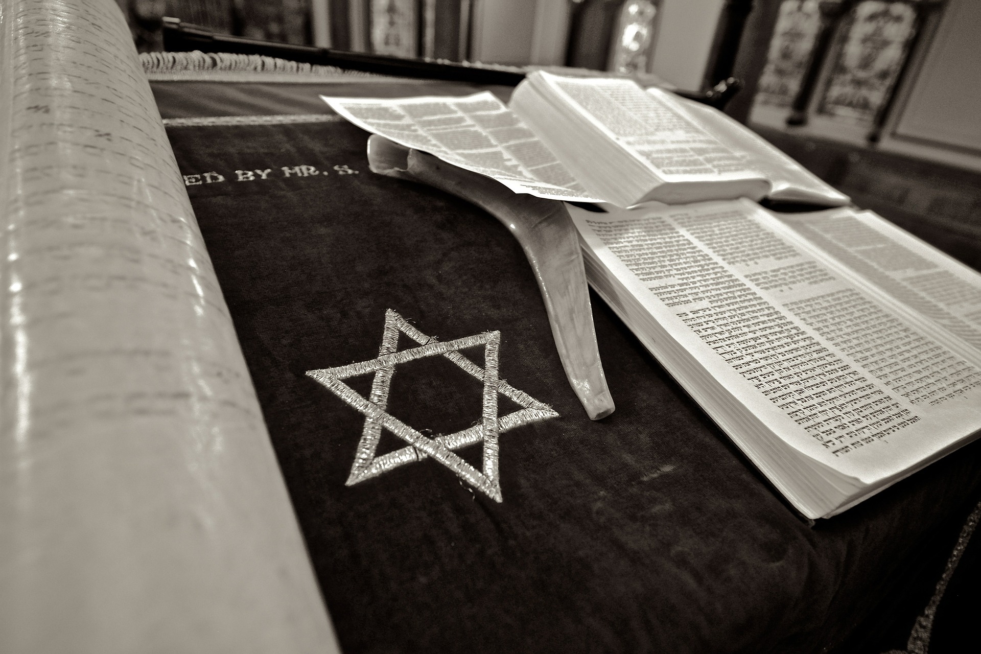Judendom med davidsstjärna och skrifter