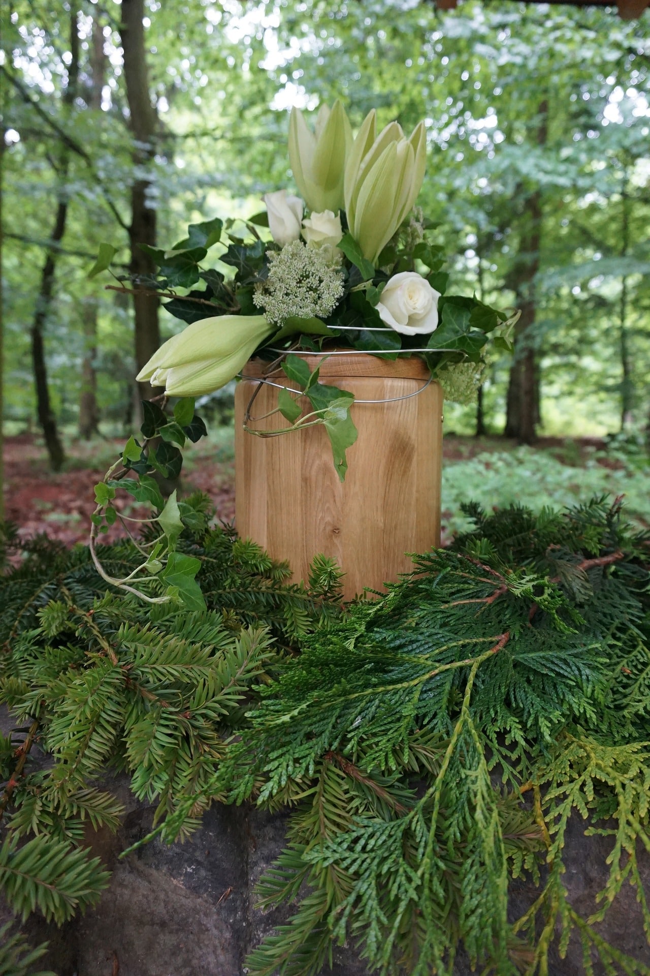 En trä-urna, med aska i efter att den avlidne kremerats