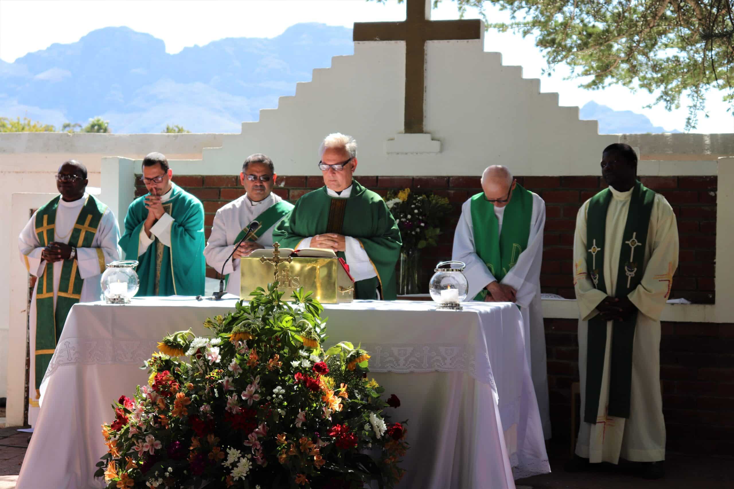 En präst som håller tal vid begravning